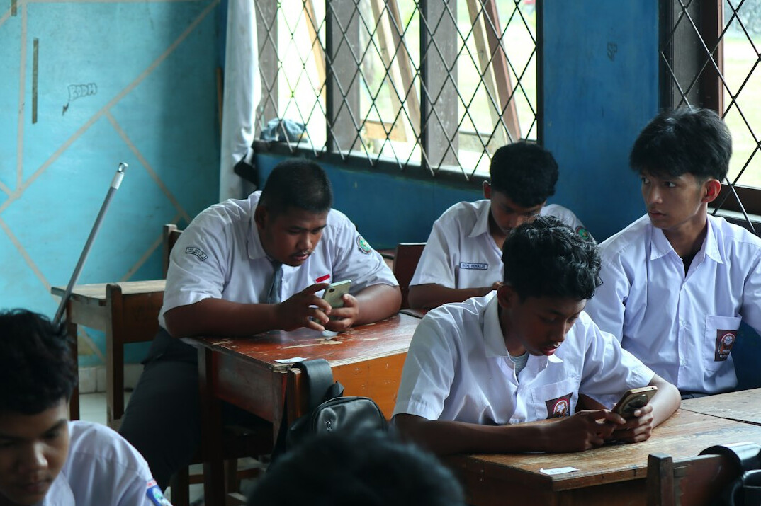 students building app project